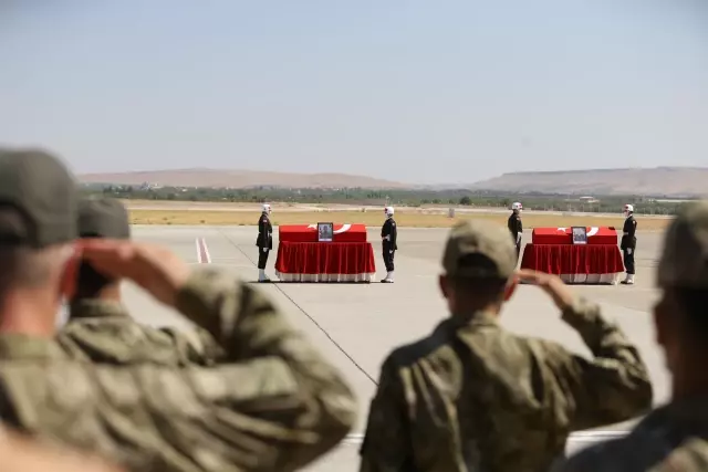 Son dakika haber... GAZİANTEP - Fırat Kalkanı Harekatı bölgesinde şehit olan iki askerin cenazesi memleketlerine uğurlandı