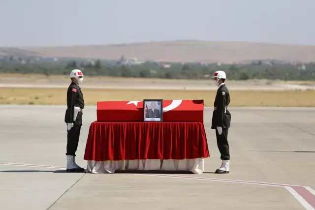 Son dakika haber... GAZİANTEP - Fırat Kalkanı Harekatı bölgesinde şehit olan iki askerin cenazesi memleketlerine uğurlandı