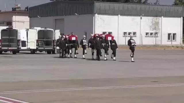 Son dakika haber... GAZİANTEP - Fırat Kalkanı Harekatı bölgesinde şehit olan iki askerin cenazesi memleketlerine uğurlandı