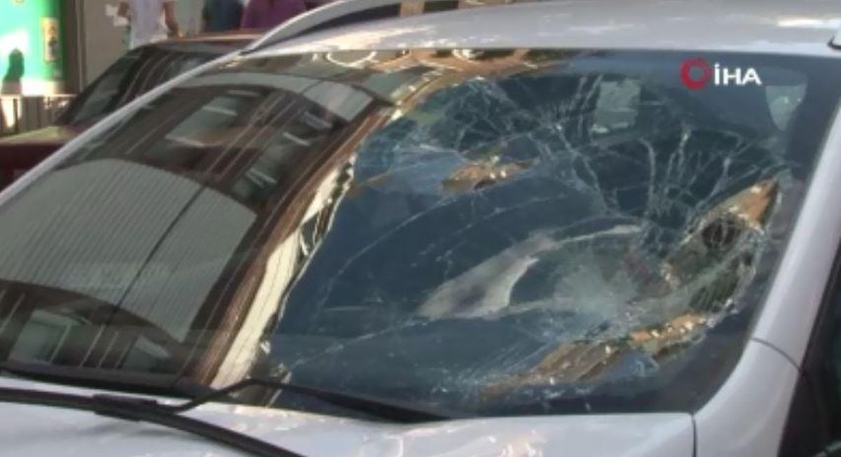 Gaziosmanpaşa'da otomobil karşıya geçen yayalara çarptı: 1'i ağır 3 yaralı