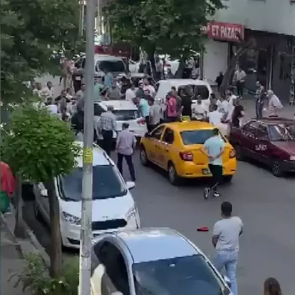 GAZİOSMAPAŞA'DA YAYAYA ÇARPAN SÜRÜCÜYE LİNÇ GİRİŞİMİ