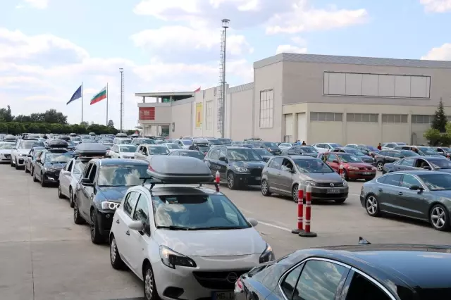 Gurbetçiler Türkiye'ye akın akın geliyor