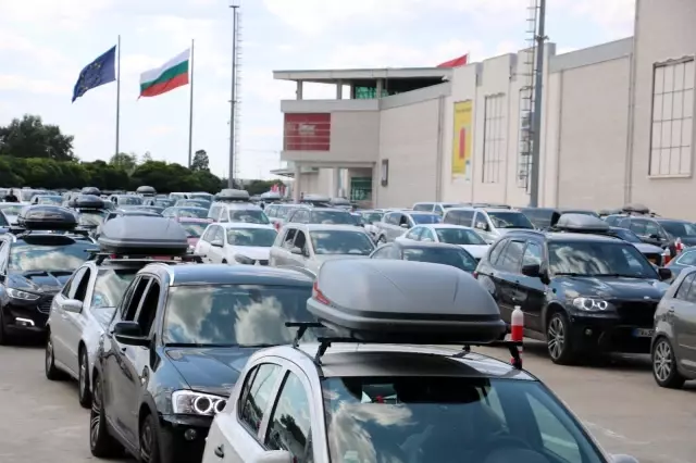 Gurbetçiler Türkiye'ye akın akın geliyor
