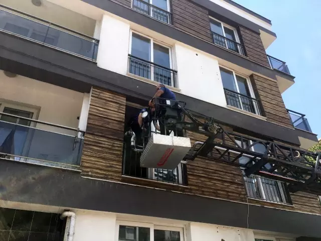 Polis, apartmana saklanan hırsızı yakalamak için çatıya itfaiye merdiveniyle çıktı