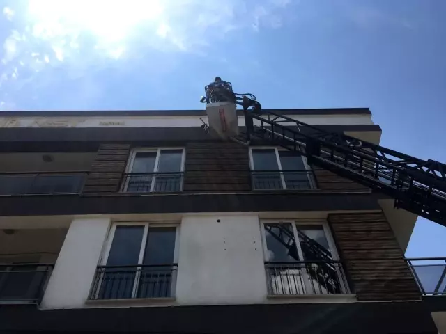 Polis, apartmana saklanan hırsızı yakalamak için çatıya itfaiye merdiveniyle çıktı