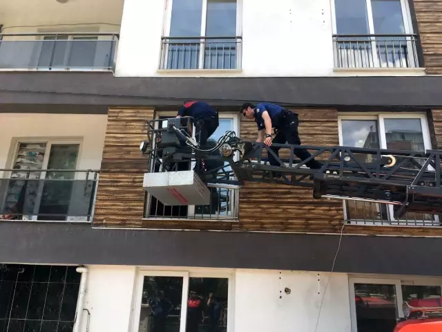 Polis, apartmana saklanan hırsızı yakalamak için çatıya itfaiye merdiveniyle çıktı