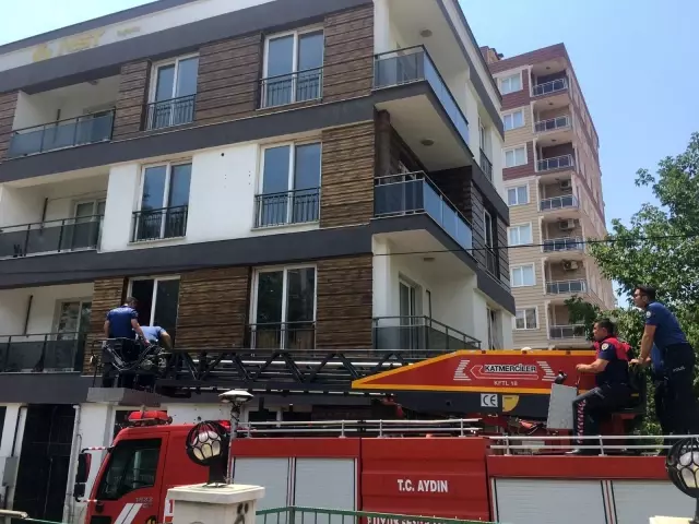 Polis, apartmana saklanan hırsızı yakalamak için çatıya itfaiye merdiveniyle çıktı