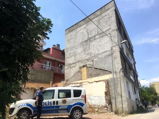 Polis, apartmana saklanan hırsızı yakalamak için çatıya itfaiye merdiveniyle çıktı