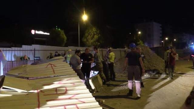 İzmir'de bir otomobilin metro inşaatındaki 25 metrelik çukura düşmesi sonucu 1 kişi öldü, 1 kişi yaralandı İzmir'de bir otomobilin metro inşaatındaki 25 metrelik çukura düşmesi sonucu 1 kişi öldü, 1 kişi yaralandı