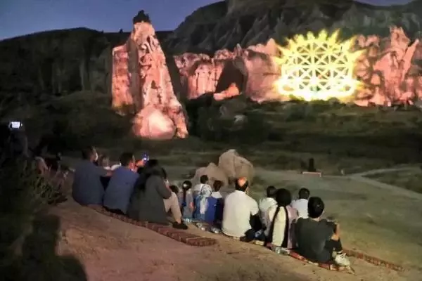 Kapadokya'da tarih, peribacalarına yansıtıldı
