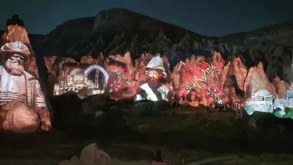 Kapadokya'da tarih, peribacalarına yansıtıldı