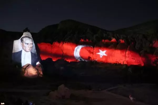 Kapadokya'da tarih, peribacalarına yansıtıldı