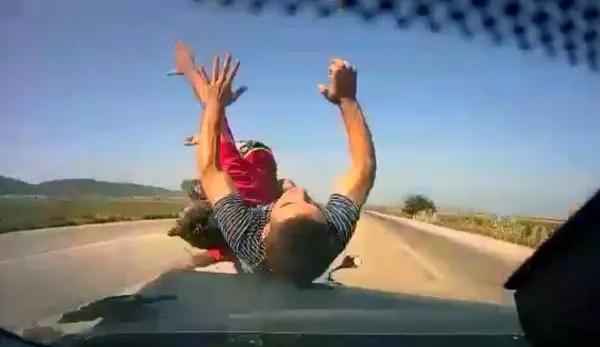 Otomobilin çarptığı motosiklettekiler metrelerce yükselip yola savruldu! O anlar kamerada