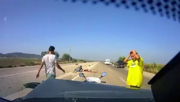 Otomobilin çarptığı motosiklettekiler metrelerce yükselip yola savruldu! O anlar kamerada