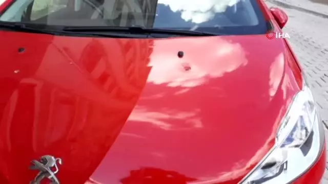 Park halindeki araca yorgun mermi isabet etti