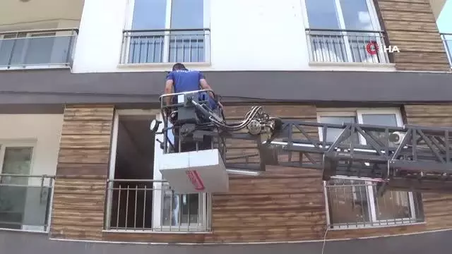 Polis, apartmana saklanan hırsızı yakalamak için çatıya itfaiye merdiveniyle çıktı