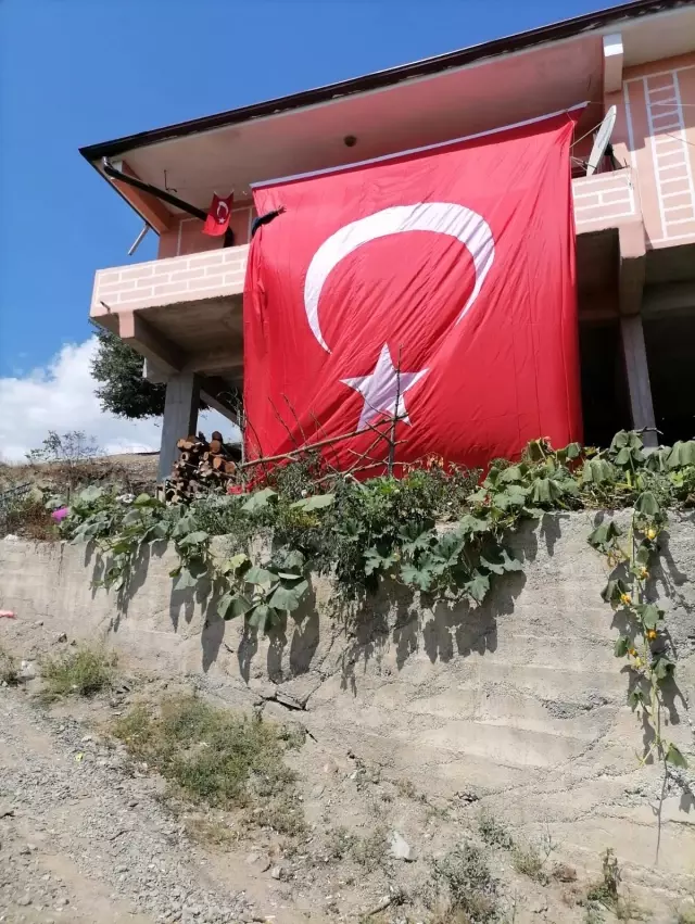 Samsunlu şehidin evi Türk bayrakları ile donatıldı