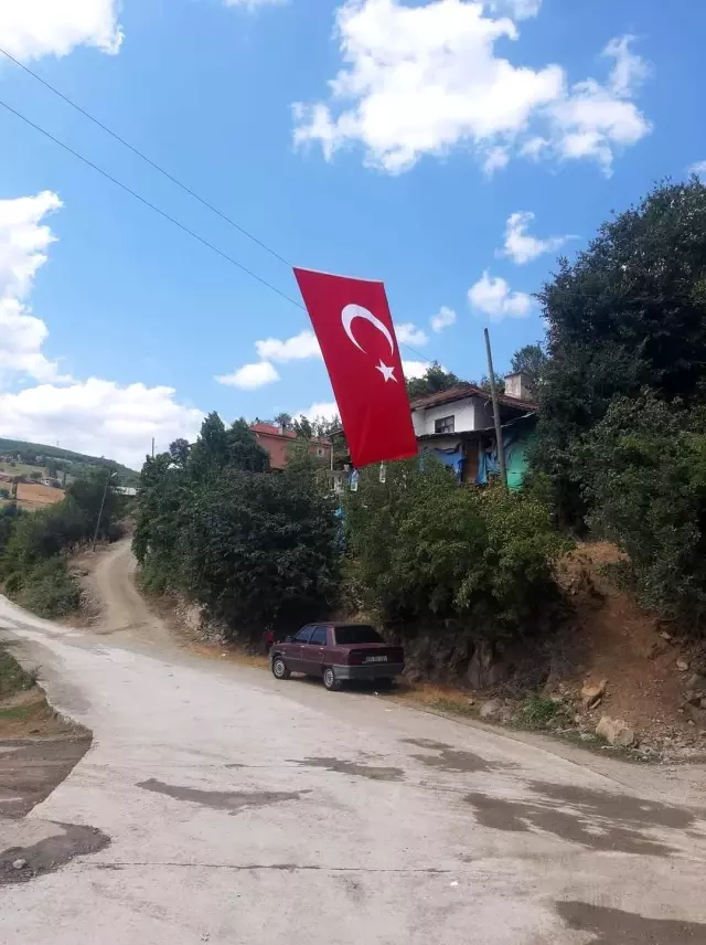 Samsunlu şehidin evi Türk bayrakları ile donatıldı
