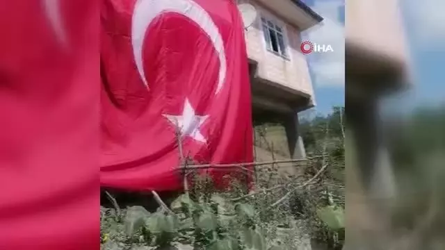 Samsunlu şehidin evi Türk bayrakları ile donatıldı