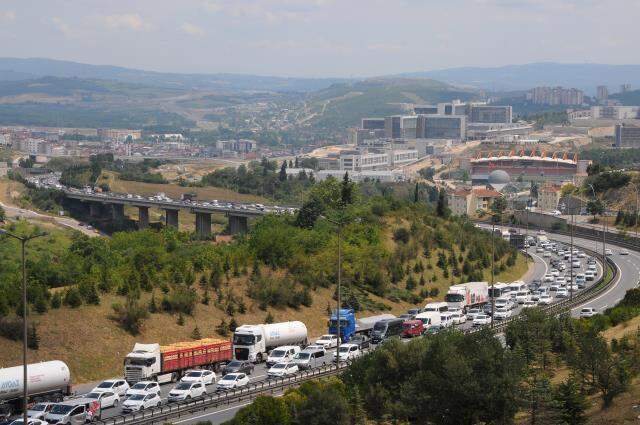 Tatilcilerin dönüş çilesi! Trafik 7 ilde durma noktasına geldi, art arda kazalar yaşandı