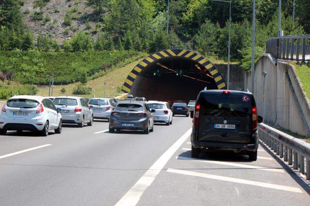 Tatilcilerin dönüş çilesi! Trafik 7 ilde durma noktasına geldi, art arda kazalar yaşandı