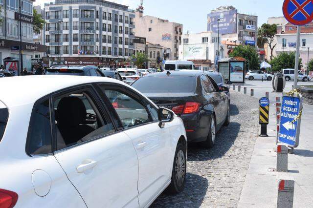Tatilcilerin dönüş çilesi! Trafik 7 ilde durma noktasına geldi, art arda kazalar yaşandı