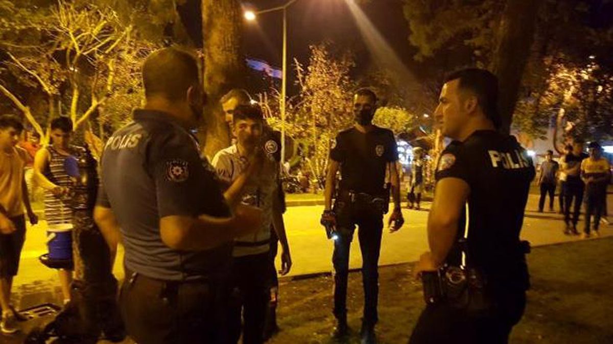 İki grup arasında 'ayağını üst üste atma' kavgası: 2 yaralı, 3 gözaltı