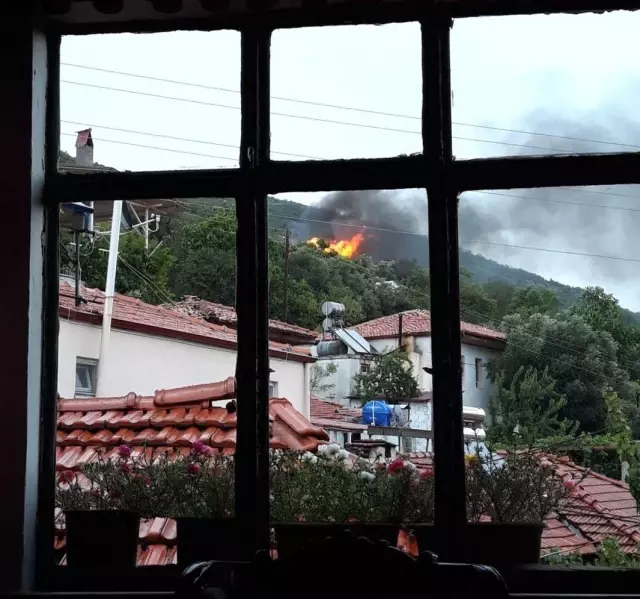 Yıldırım düşen ev, dakikalar içinde küle döndü