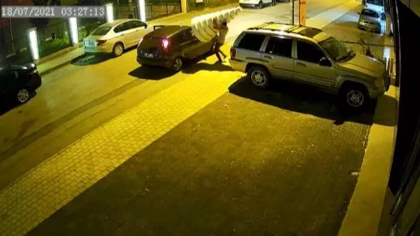 Pes dedirten hırsızlık! 2 yıldır dükkan önünde duran 10 katlı maket pastayı çaldılar
