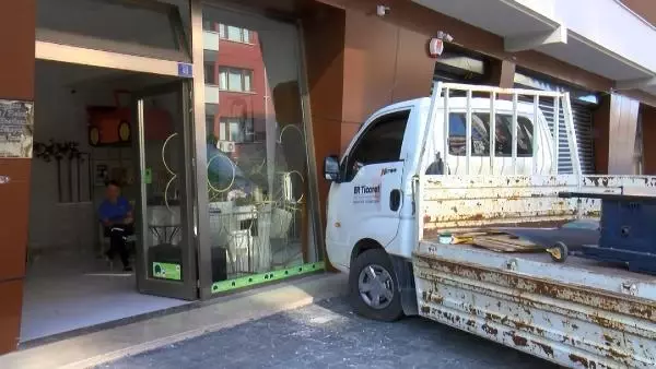 Pes dedirten hırsızlık! 2 yıldır dükkan önünde duran 10 katlı maket pastayı çaldılar