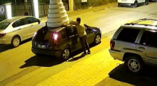 Pes dedirten hırsızlık! 2 yıldır dükkan önünde duran 10 katlı maket pastayı çaldılar