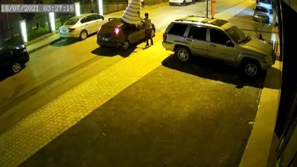 Pes dedirten hırsızlık! 2 yıldır dükkan önünde duran 10 katlı maket pastayı çaldılar