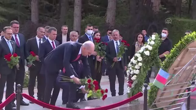 Son dakika! AK Parti heyeti Azerbaycan'da şehitlikleri ziyaret etti
