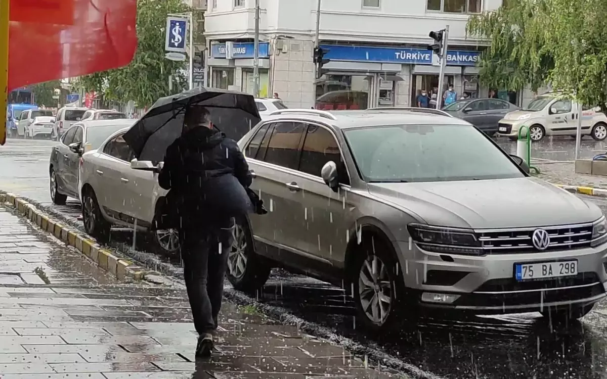 Ardahan'da kısa süreli dolu yağışı etkili oldu