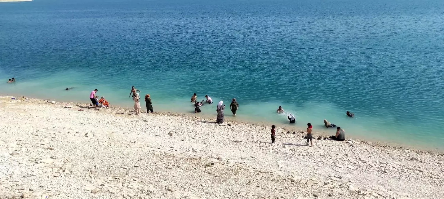 Artan boğulma vakalarına rağmen barajda serinlediler