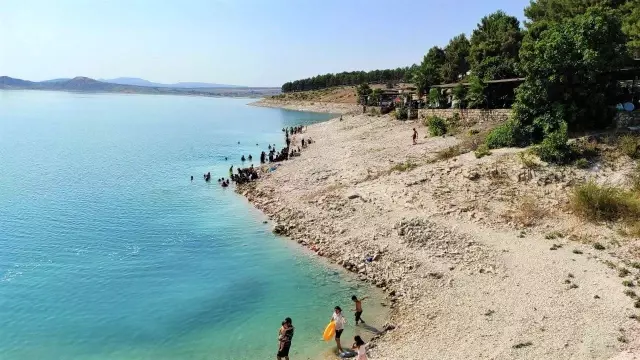 Artan boğulma vakalarına rağmen barajda serinlediler
