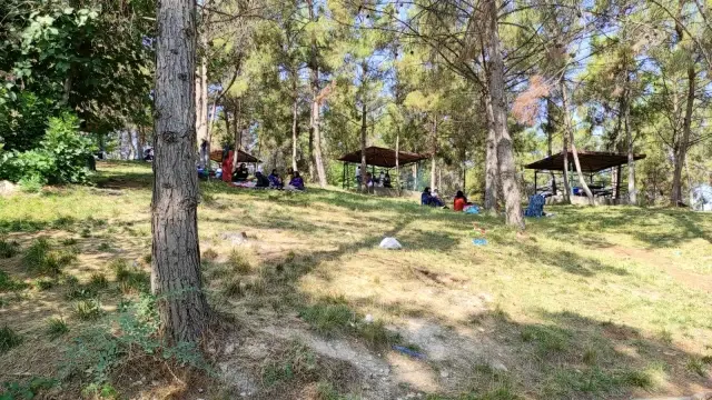 Artan boğulma vakalarına rağmen barajda serinlediler