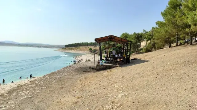 Artan boğulma vakalarına rağmen barajda serinlediler
