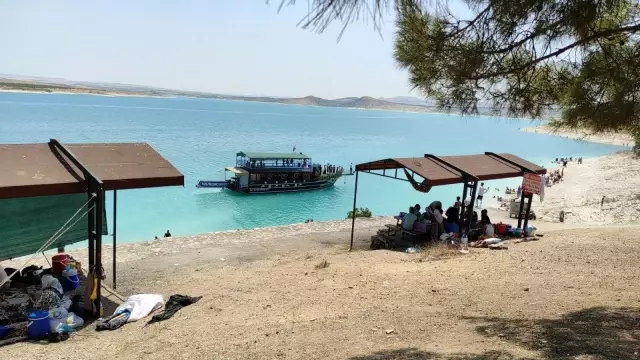 Artan boğulma vakalarına rağmen barajda serinlediler