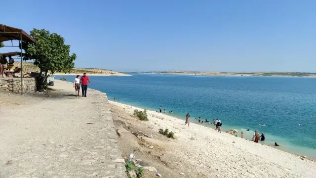 Artan boğulma vakalarına rağmen barajda serinlediler