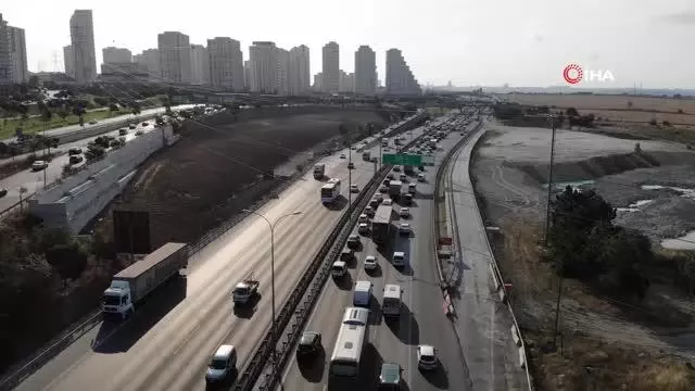 Bayram tatili sonrası ilk mesai gününde TEM'de trafik yoğunluğu