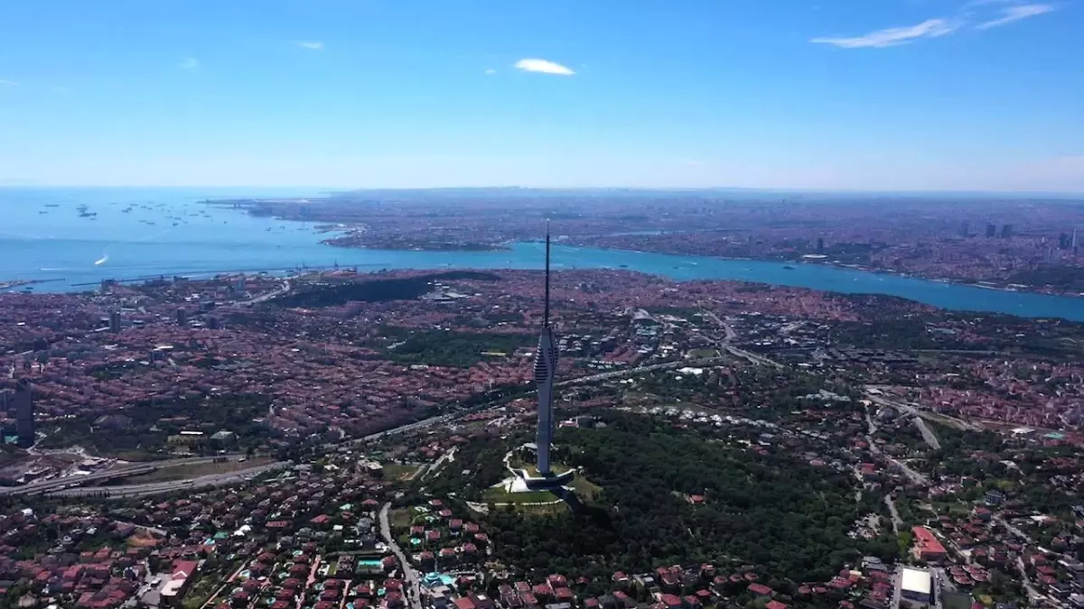 Çamlıca Kulesi, Kurban Bayramı'nda ziyaretçilerin ilgi odağı oldu.
