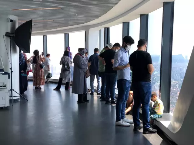 Çamlıca Kulesi, Kurban Bayramı'nda ziyaretçilerin ilgi odağı oldu.