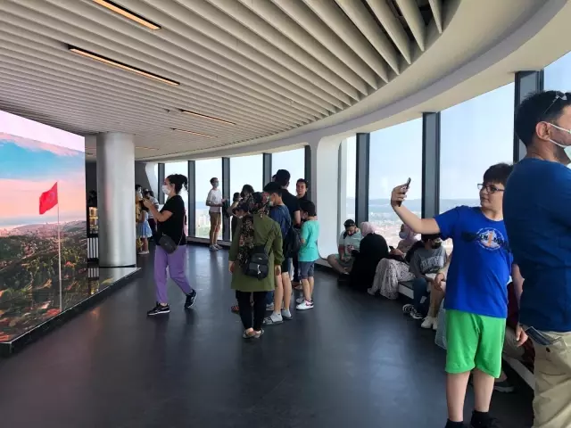 Çamlıca Kulesi, Kurban Bayramı'nda ziyaretçilerin ilgi odağı oldu.