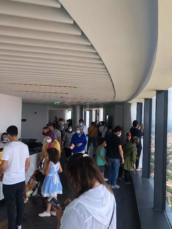 Çamlıca Kulesi, Kurban Bayramı'nda ziyaretçilerin ilgi odağı oldu