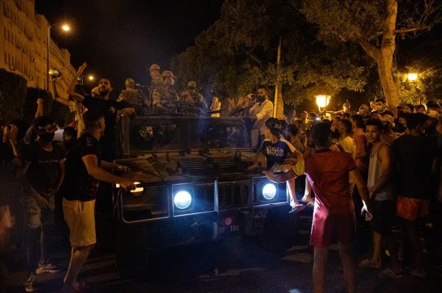 Darbe sonrası sokağa dökülen Tunuslular, 15 Temmuz'a ait görüntülerle birlik çağrısı yapıyor