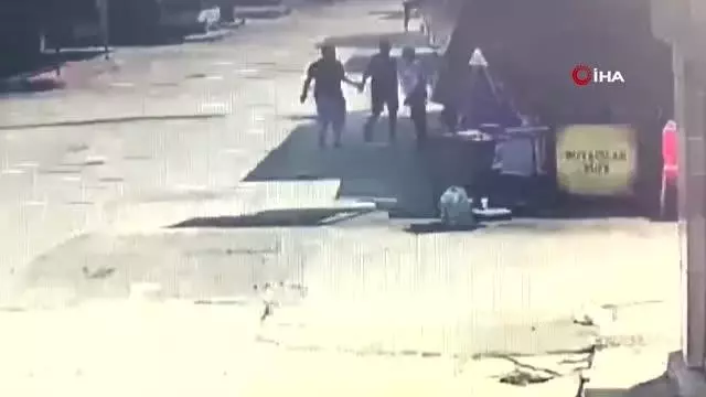 Son Dakika | Dedektif gibi takibe aldığı hırsızı yakalayıp polise teslim ettiği anlar kamerada