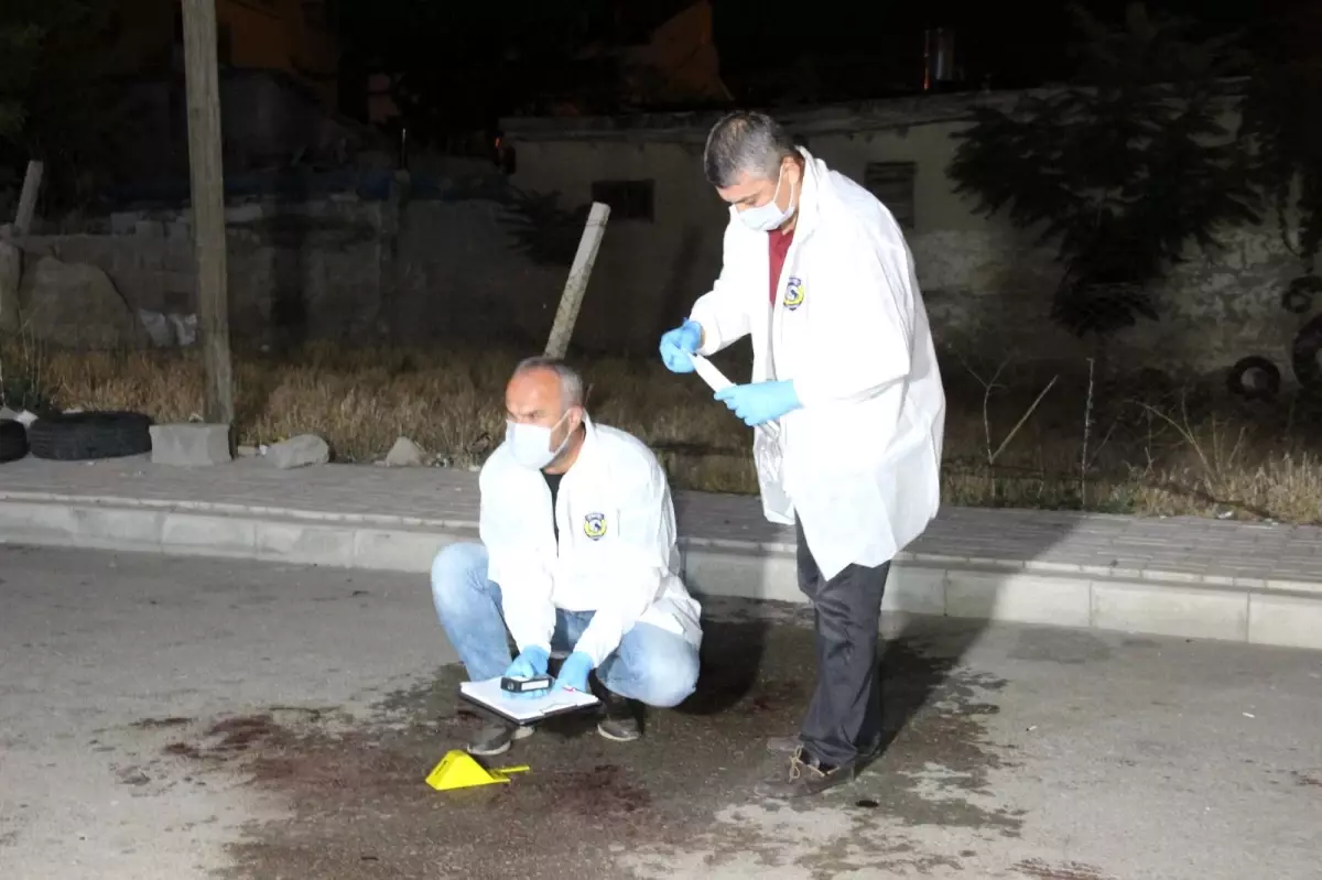 Düğün salonu önünde bıçaklı saldırı: 2 yaralı