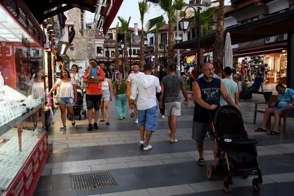 EGE SAHİLLERİNDE ESNAF BAYRAM YOĞUNLUĞUNDAN MEMNUN KALDI