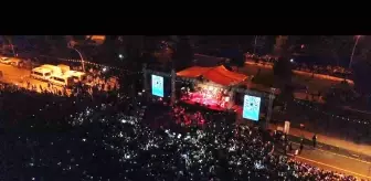 Cem Adrian: Elbistan Festivali'nde Cem Adrian coşkusu! On binlerce kişi konsere akın etti Cem Adrian: Elbistan Festivali'nde Cem Adrian coşkusu! On binlerce kişi konsere akın etti